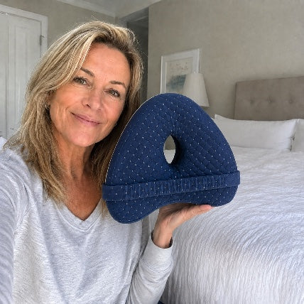 Verified customer with the Aline knee pillow